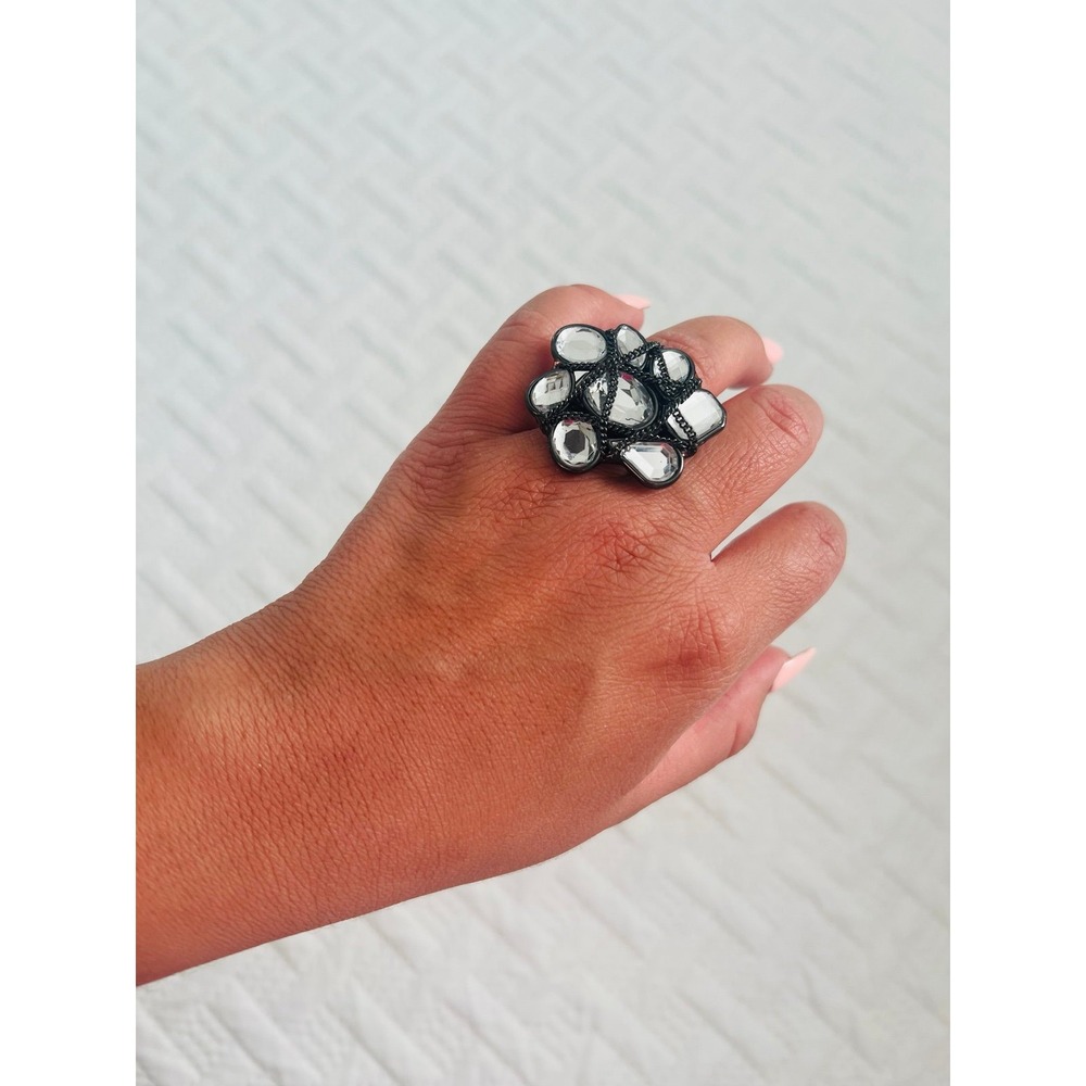 NWOT GORGEOUS FLORAL RING - Picture 2 of 3